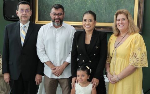 Imagem colorida mostra Wilson Lima com pastor Jonathas Câmara, a esposa Taiana Lima e a filha do casal, Antonela Lima