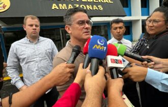 Imagem colorida mostra o prefeito de Manaus David Almeida em entrevista em frente a sede da Polícia Federal em Manaus
