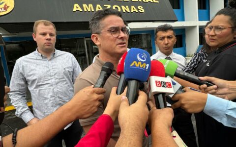 Imagem colorida mostra o prefeito de Manaus David Almeida em entrevista em frente a sede da Polícia Federal em Manaus