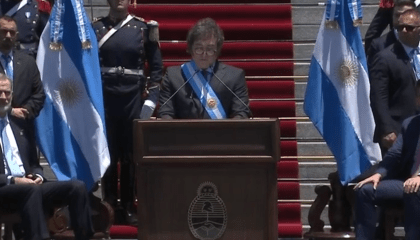 Milei toma posse na Argentina com quebra de protocolo