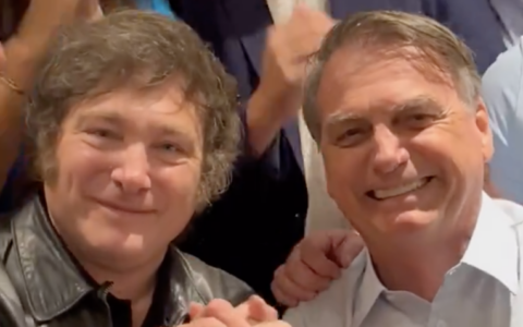 Imagem colorida mostra Javier Milei e Jair Bolsonaro lado a lado