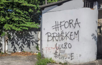 Imagem colorida mostra muro pichado com um dizer escrito Fora Braskem
