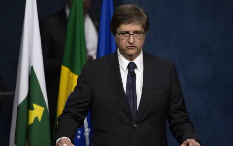Imagem colorida mostra Paulo Gonet em posse
