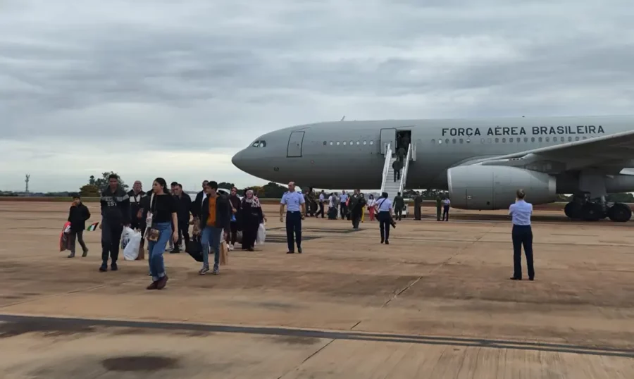 Grupo de brasileiros vindos de Gaza chega a Brasília