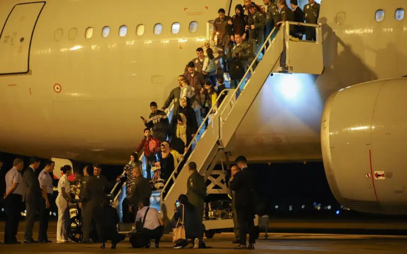 Grupo de 48 brasileiros repatriados de Gaza chega ao Brasil