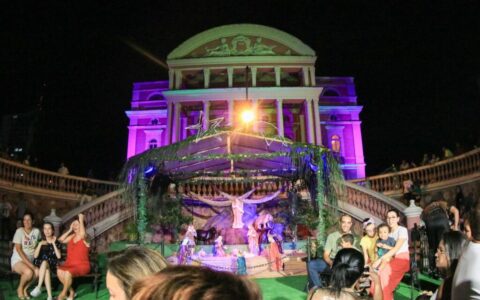 Com a iluminação da Árvore de Natal, programação do Largo de São Sebastião é marcada por grandes estreias