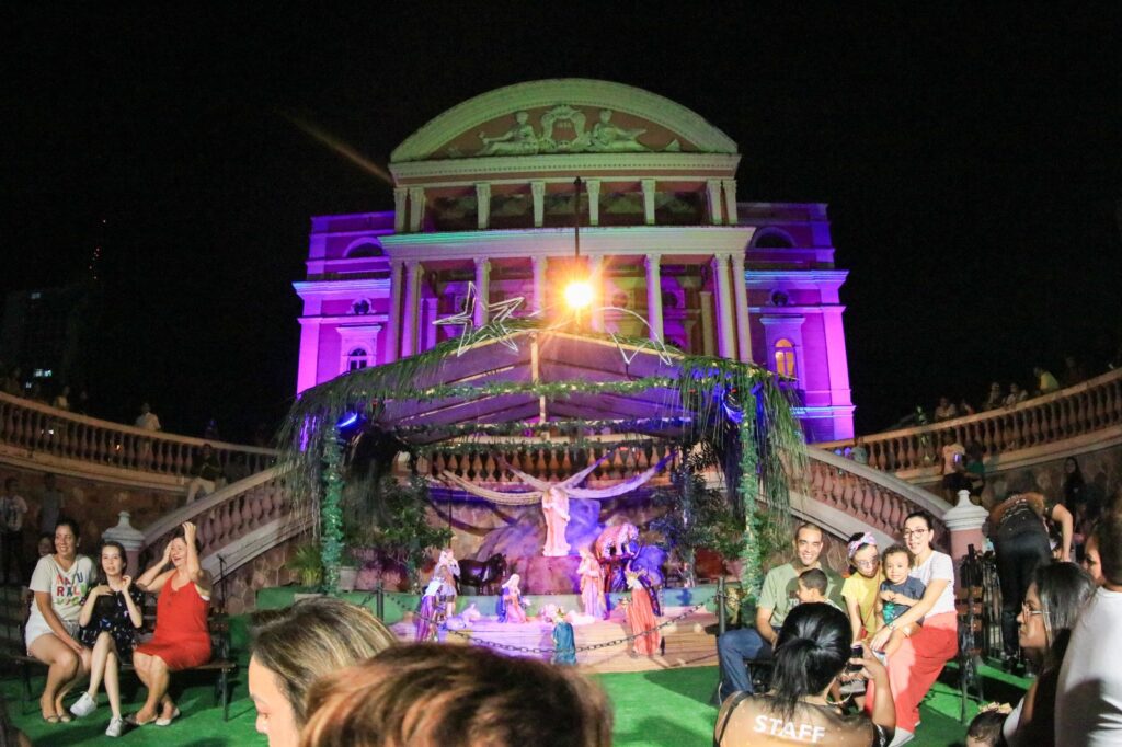 Com a iluminação da Árvore de Natal, programação do Largo de São Sebastião é marcada por grandes estreias