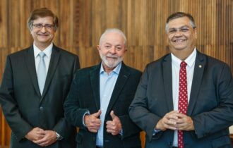 Imagem colorida mostra da esquerda para a direita: Paulo Gounet, Luiz Inácio Lula da Silva e Flávio Dino, sorrindo em foto posada