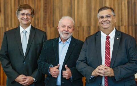 Imagem colorida mostra da esquerda para a direita: Paulo Gounet, Luiz Inácio Lula da Silva e Flávio Dino, sorrindo em foto posada