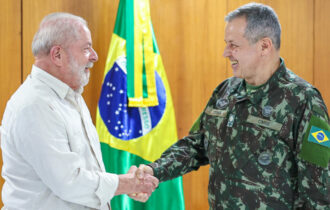 Imagem colorida mostra Lula cumprimentando o general Tomás Paiva