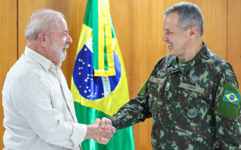 Imagem colorida mostra Lula cumprimentando o general Tomás Paiva