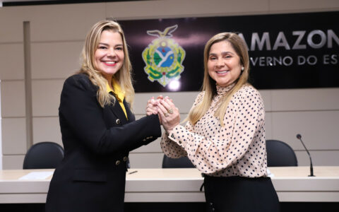 Imagem colorida mostra Kuka Chaves e Dulce Almeida se cumprimentando em foto pousada e sorrindo para a câmera