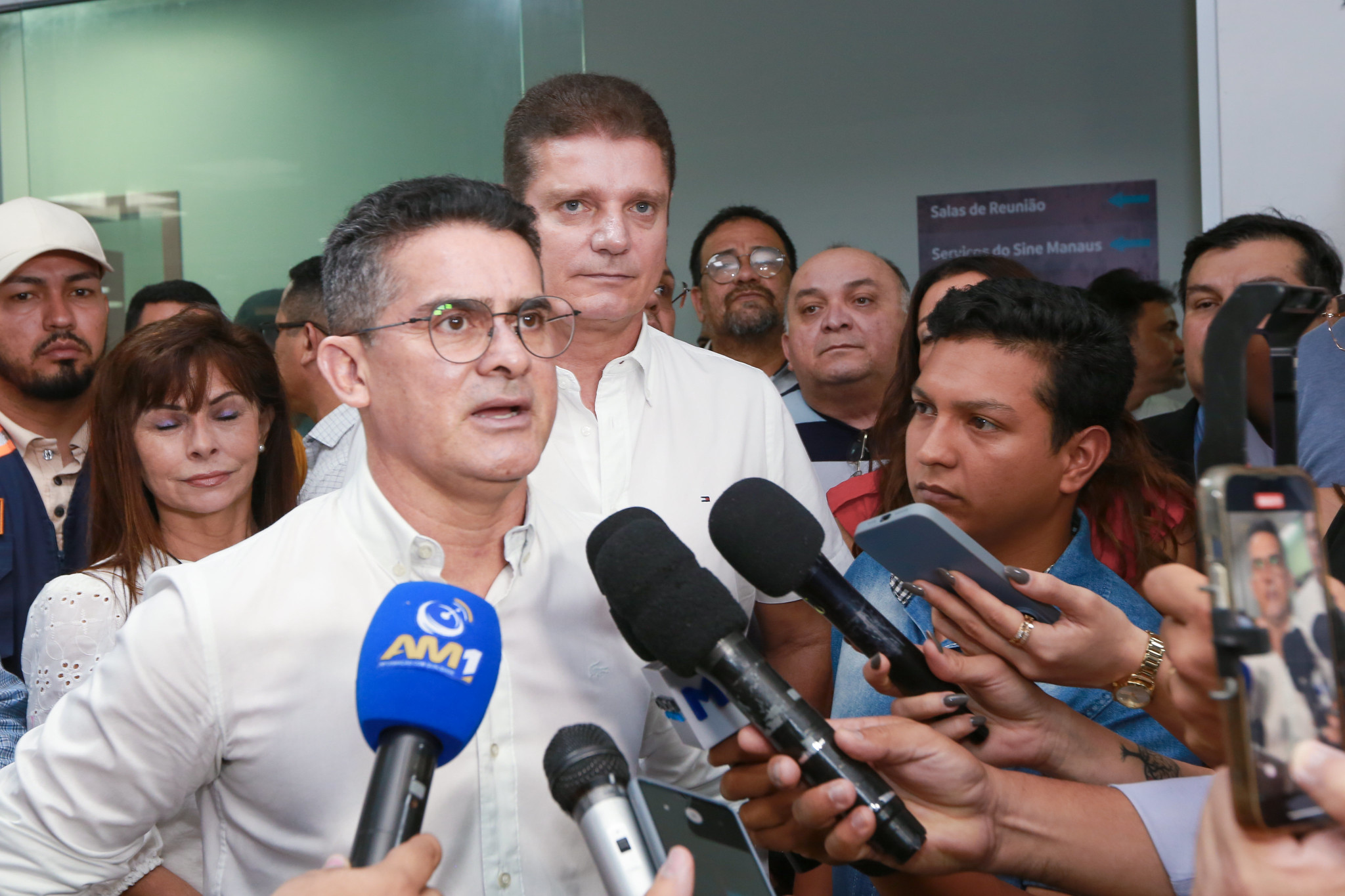 Imagem colorida mostra David Almeida em entrevista ao AM1