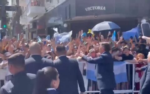 Bolsonaro é ovacionado por eleitores de Milei na Argentina