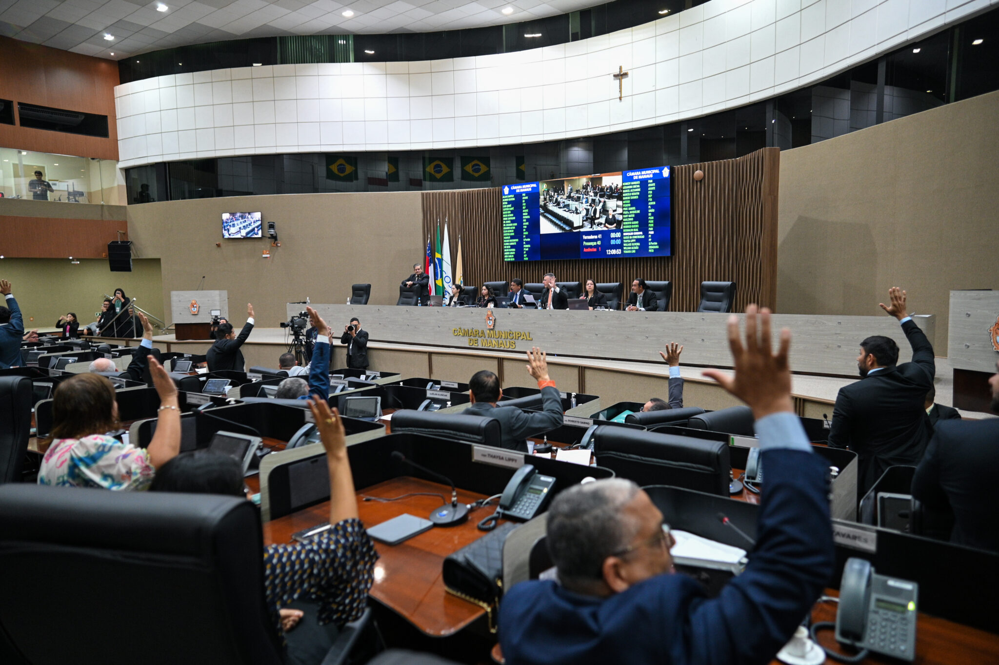 Imagem colorida mostra votação no plenário da CMM