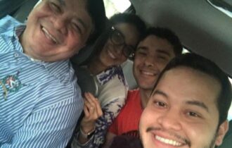 Imagem colorida mostra Adail Filho com Adail Pinheiro e outros dois irmãos do deputado federal