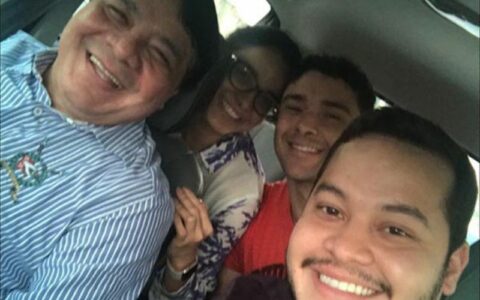 Imagem colorida mostra Adail Filho com Adail Pinheiro e outros dois irmãos do deputado federal