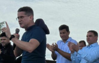 Imagem colorida mostra David Almeida em discurso