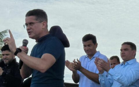 Imagem colorida mostra David Almeida em discurso