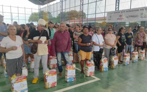 Famílias das zonas Norte e Leste são contempladas pela 'Campanha Cesta Solidária'