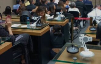 Joana Darc se cala após censurar jornalista dentro do Plenário da Aleam
