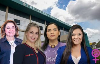 Imagem colorida mostra Maria do Carmo Seffair, Carol Braz, Anne Moura e Joana D'Arc Cordeiro com o símbolo de Vênus, que representa as mulheres e a o fundo a sede da Prefeitura de Manaus