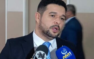 Imagem colorida mostra Fransuá Matos em entrevista