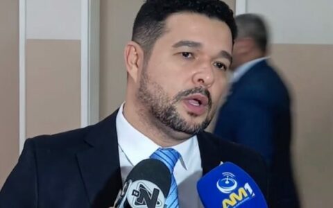 Imagem colorida mostra Fransuá Matos em entrevista
