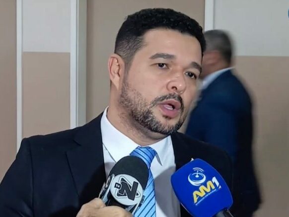 Imagem colorida mostra Fransuá Matos em entrevista