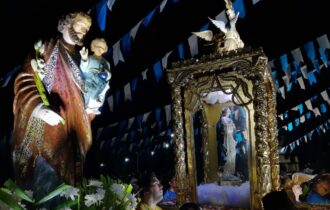 Imagem colorida mostra imagem de Nossa Senhora da Conceição ao lado de José de Nazaré