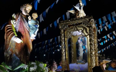 Imagem colorida mostra imagem de Nossa Senhora da Conceição ao lado de José de Nazaré