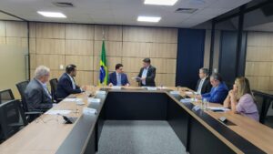 Imagem colorida mostra Sinésio em reunião