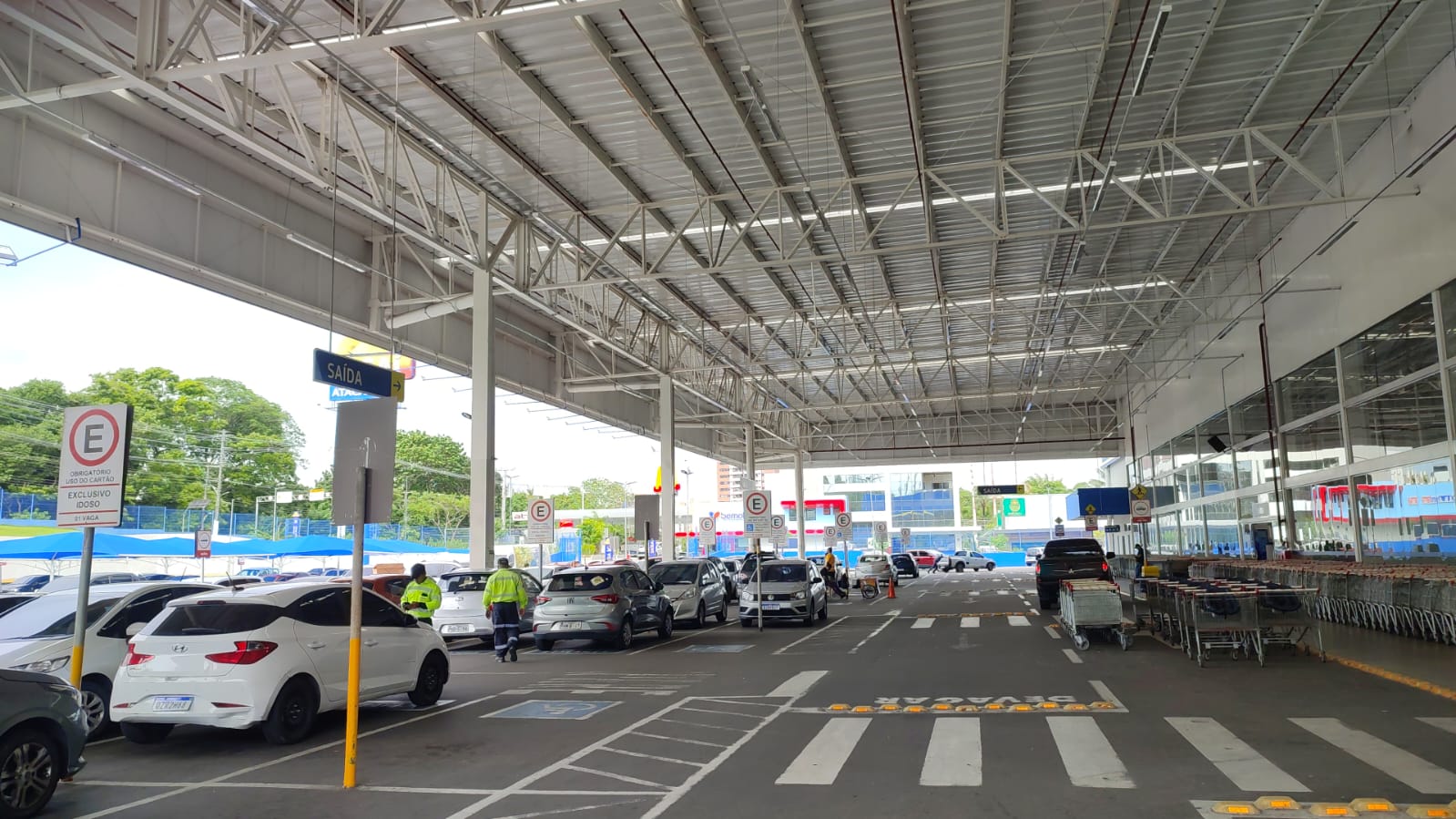 Estacionamentos de supermercado e shoppings são fiscalizados para coibir irregularidades