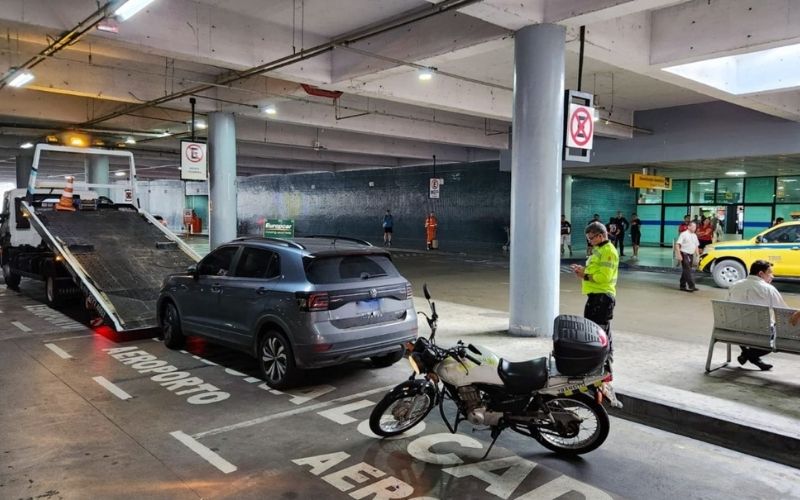 Estacionamento irregular no aeroporto Eduardo Gomes é alvo de blitz do IMMU