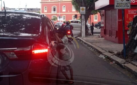 Crianças são expostas ao perigo no trânsito de Manaus para pedir esmolas