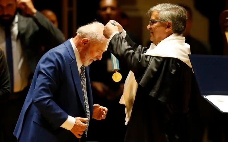 Lula participa de comemoração de 90 anos da USP e é homenageado com medalha