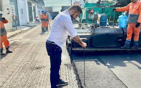 Em ano de eleição, vereador Eduardo Assis aparece 'infiltrado' na equipe de obras