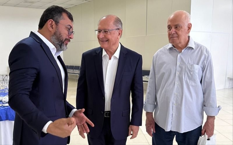 Alckmin é recepcionado por Wilson ao abastecer avião em Manaus
