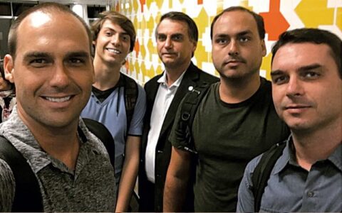 bolsonaro-e-filhos-anunciam-li