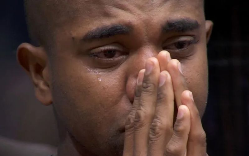 No ‘BBB 24’, Davi ganha bolsa para estudar Medicina e cai no choro