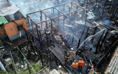 incendio-atinge-30-casas-no-centro-de-manaus-foto-tiago-correaugpe