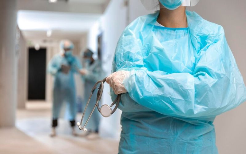 medico-combate-covid-19-foto-freepik