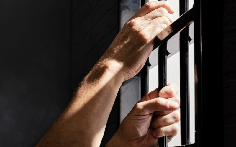 homem-preso-por-violencia-domestica-foto-freepik