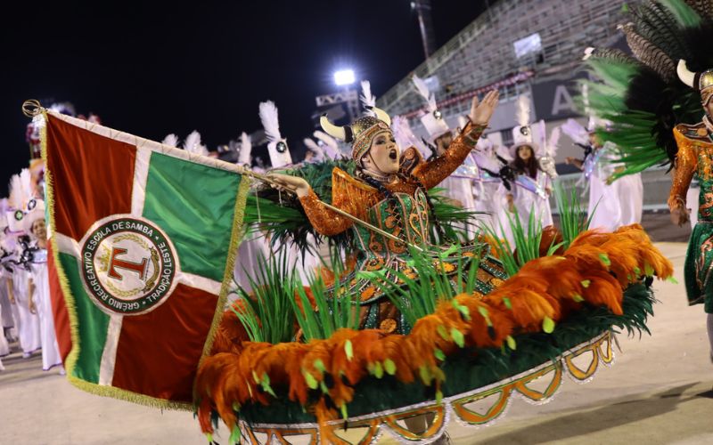 Oito escolas disputam o direito de ingressar na elite do Carnaval de Manaus