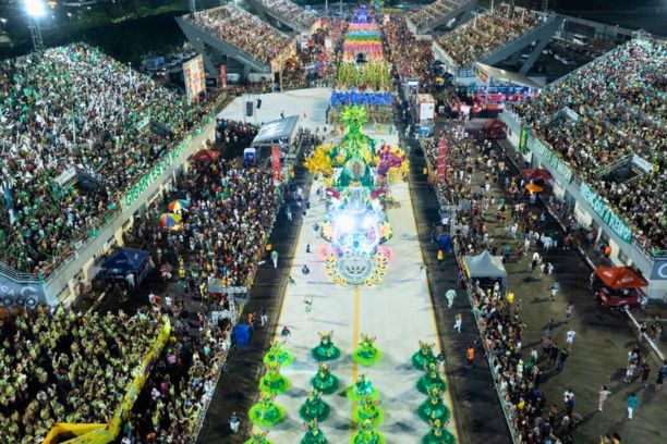 Público prestigia os desfiles do Grupo Especial na festa que movimenta a economia do estado