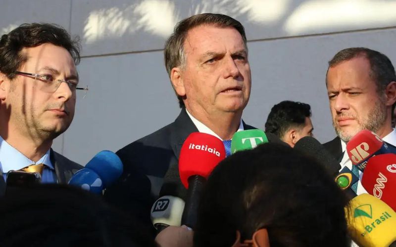 ‘Dormir na embaixada e conversar com embaixador é crime?’, questiona Bolsonaro