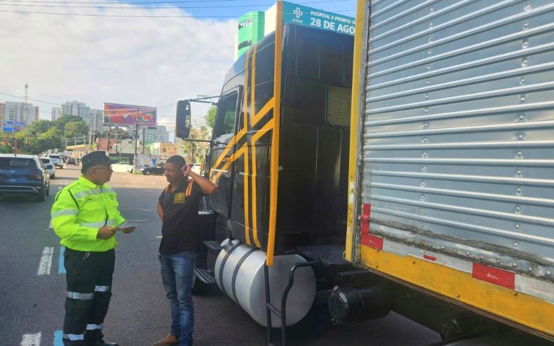 12 motoristas de caminhões são autuados por trafegar fora do horário na Mário Ypiranga