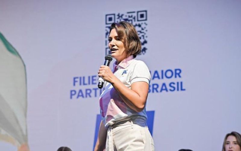 Michelle cancela turnê nos EUA após Bolsonaro se tornar alvo da PF