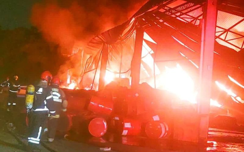 Incêndio de grande proporção atinge fábrica de colchões em Manaus