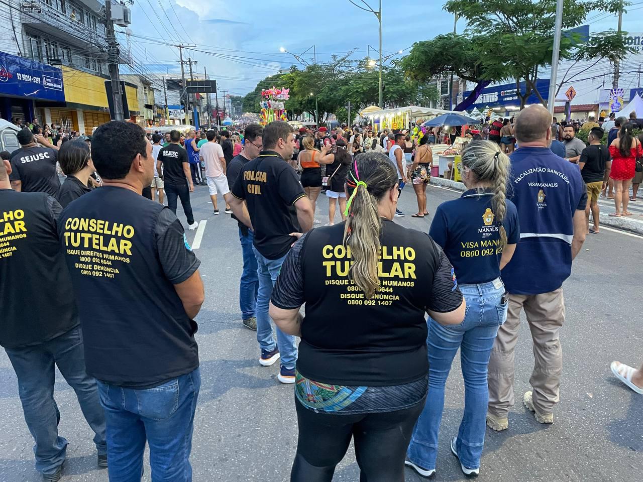 Fiscalização encontra irregularidades em blocos de rua em Manaus